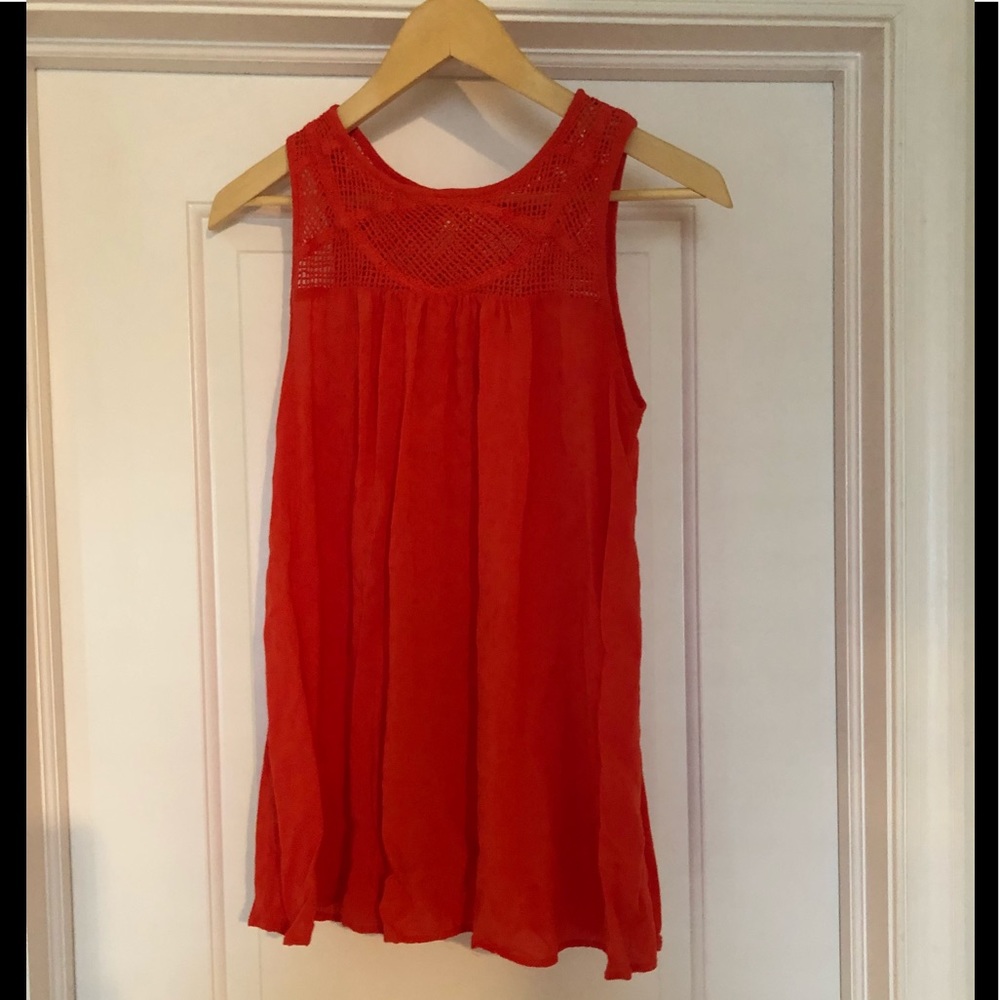 Sleeveless tank top with knit detail on top